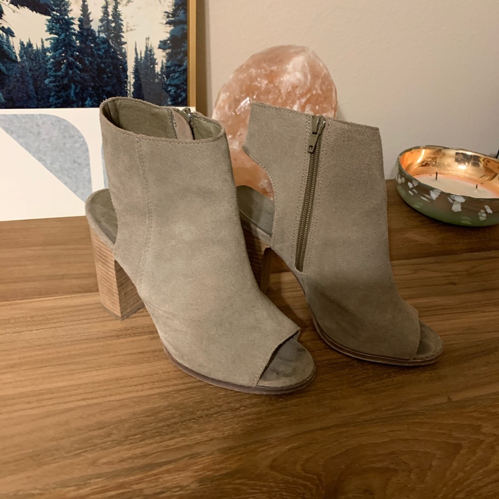 Urban Outfitter Suede Heels - Size 7